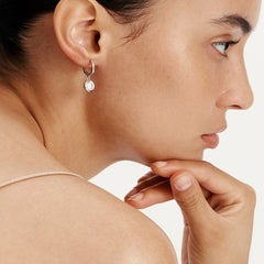 베젤 드롭 화이트 골드 후프 이어링