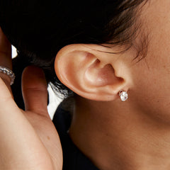 솔리테어 오벌 화이트 골드 이어링